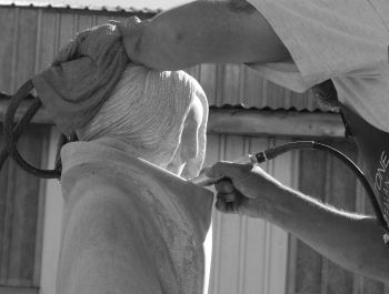 Sculpting a woman in a korowai